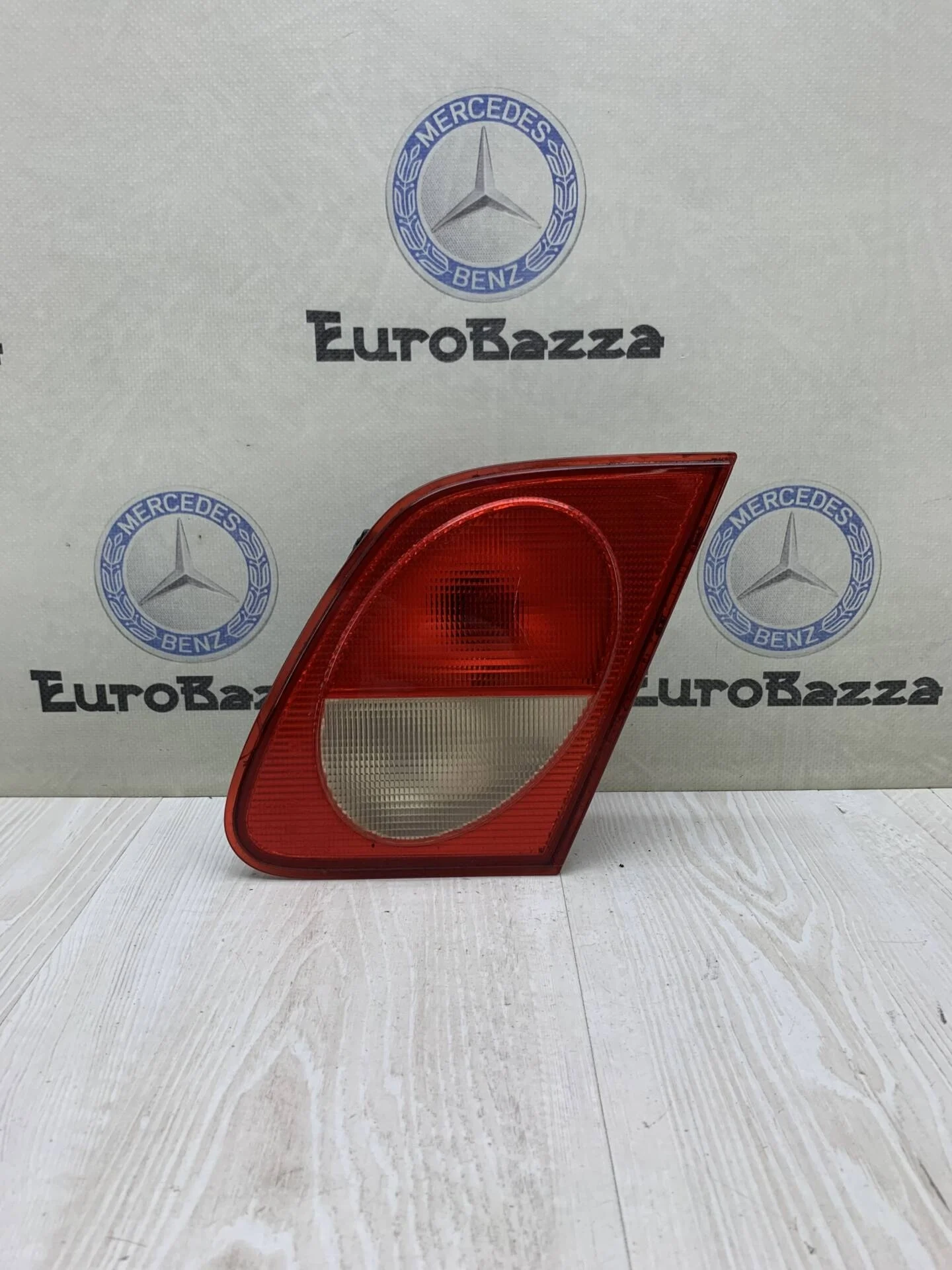 Фонарь крышки багажника правый Mercedes W210