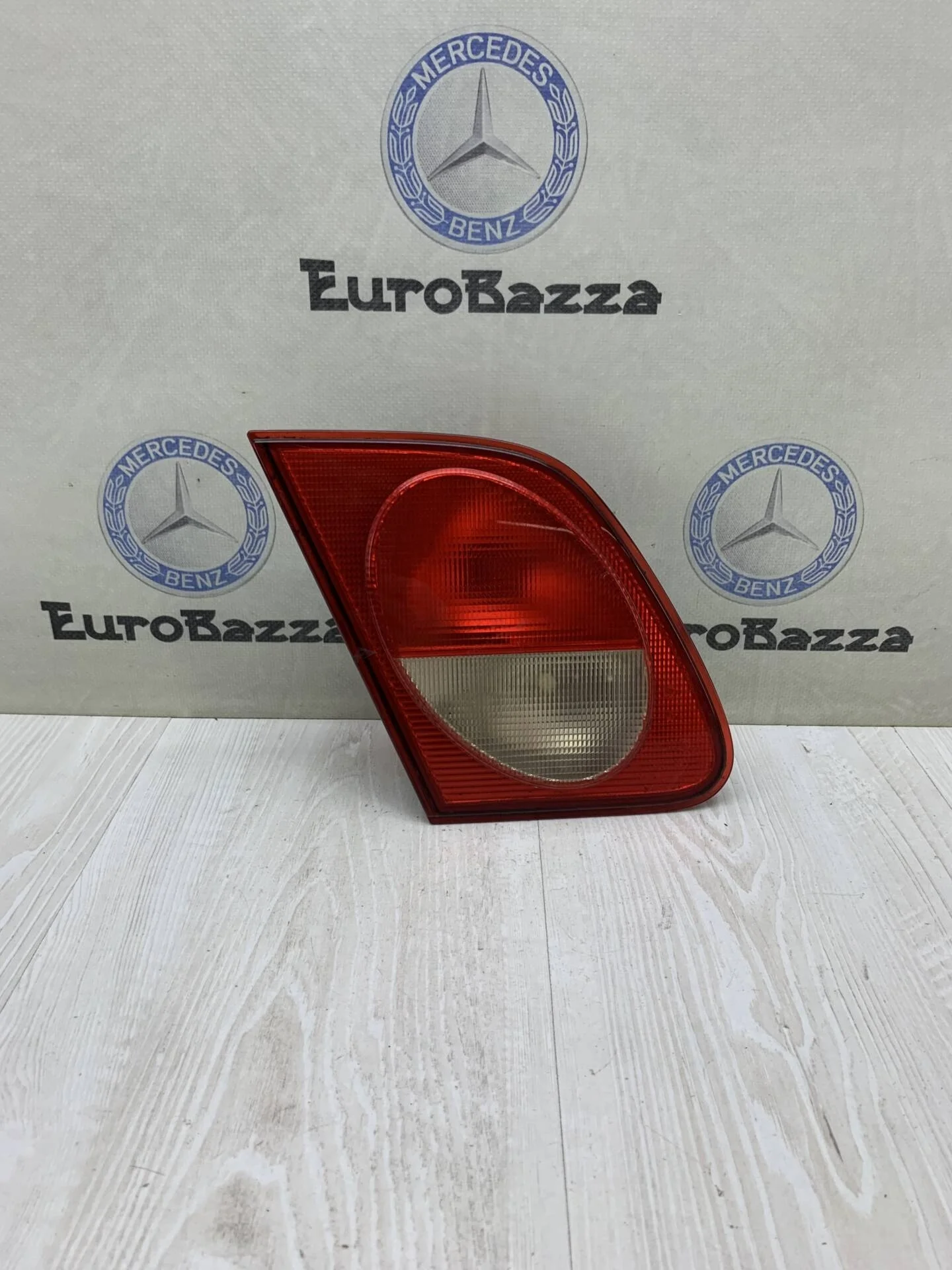 Фонарь крышки багажника левый Mercedes W210