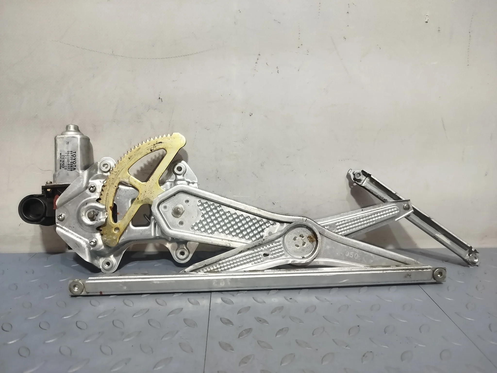 СТЕКЛОПОДЪЕМНИК TOYOTA ПЕРЕД ЛЕВО 6980252010