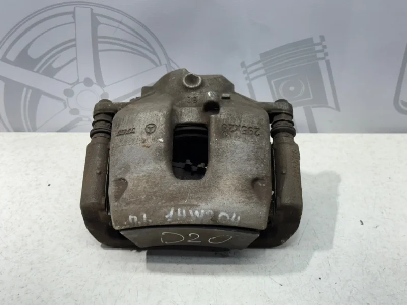 Тормозной суппорт передний левый Mercedes-benz 2010 W204