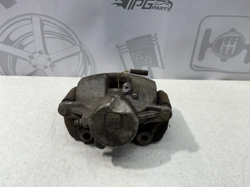 Тормозной суппорт передний правый Mercedes-benz 2010 W204