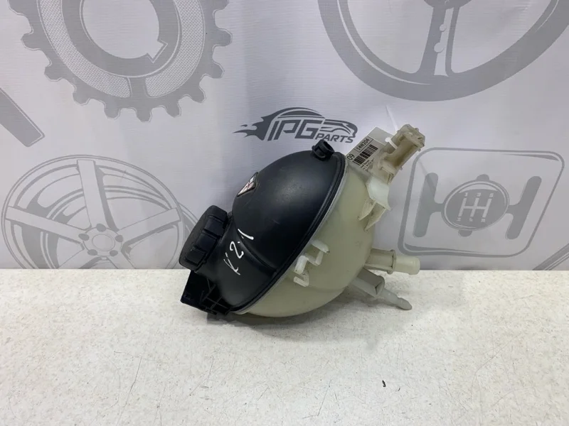 Расширительный бачок Mercedes-benz 2010 W204