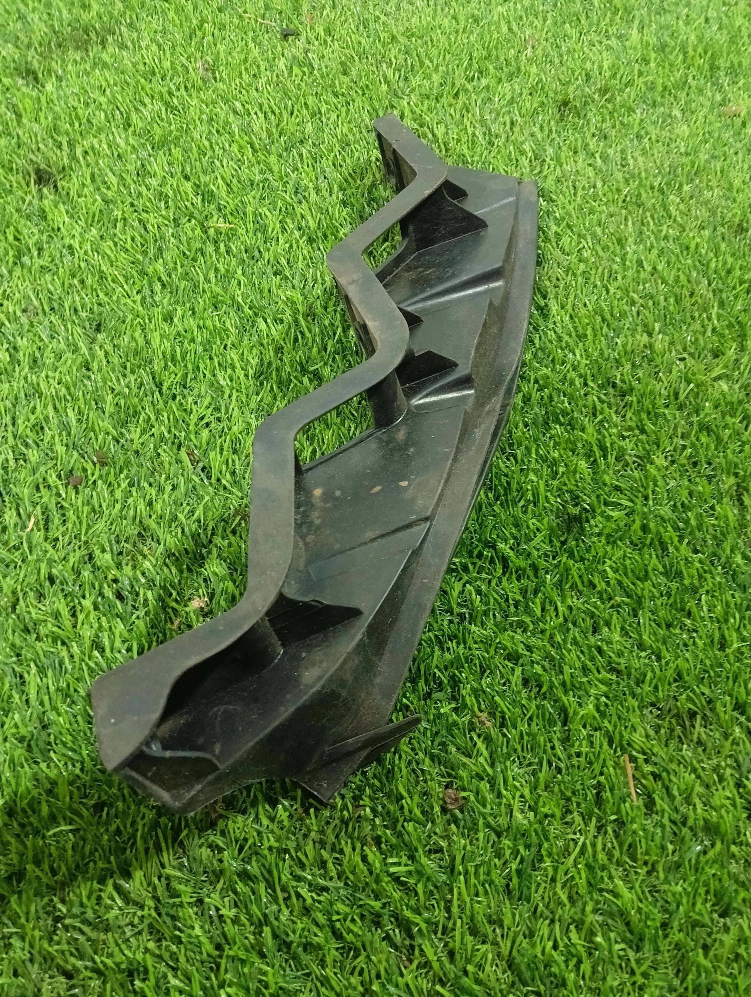 Кронштейн крепления крыла переднего левого Volkswagen Passat 2.0 дизель 2009