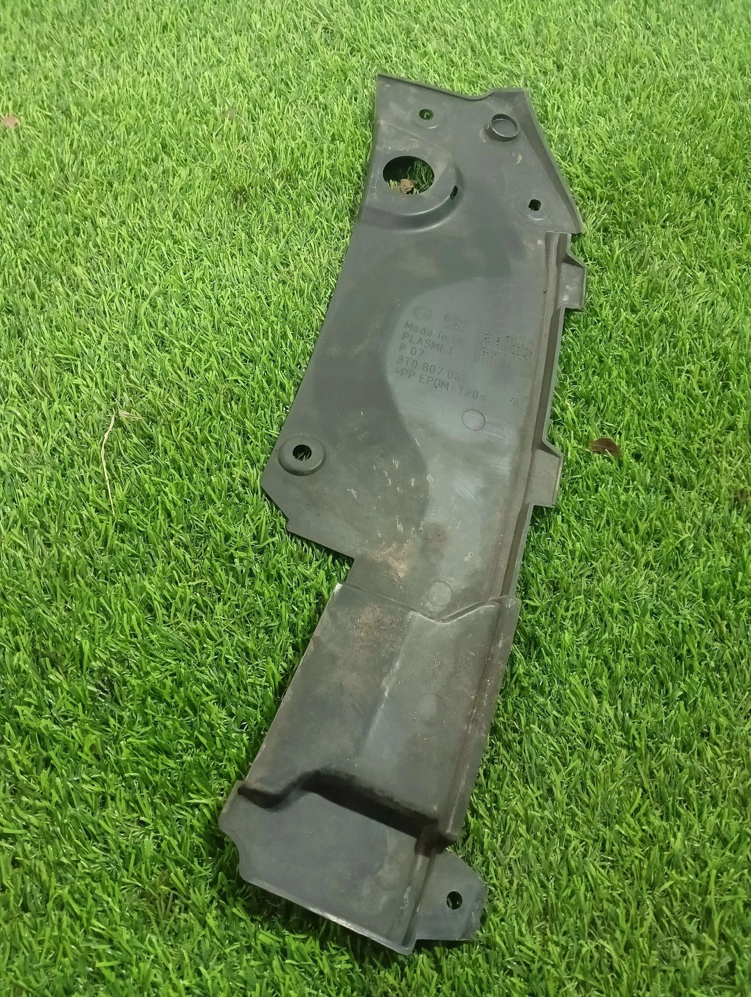 накладка замка капота Skoda Superb 2.0 дизель 2010