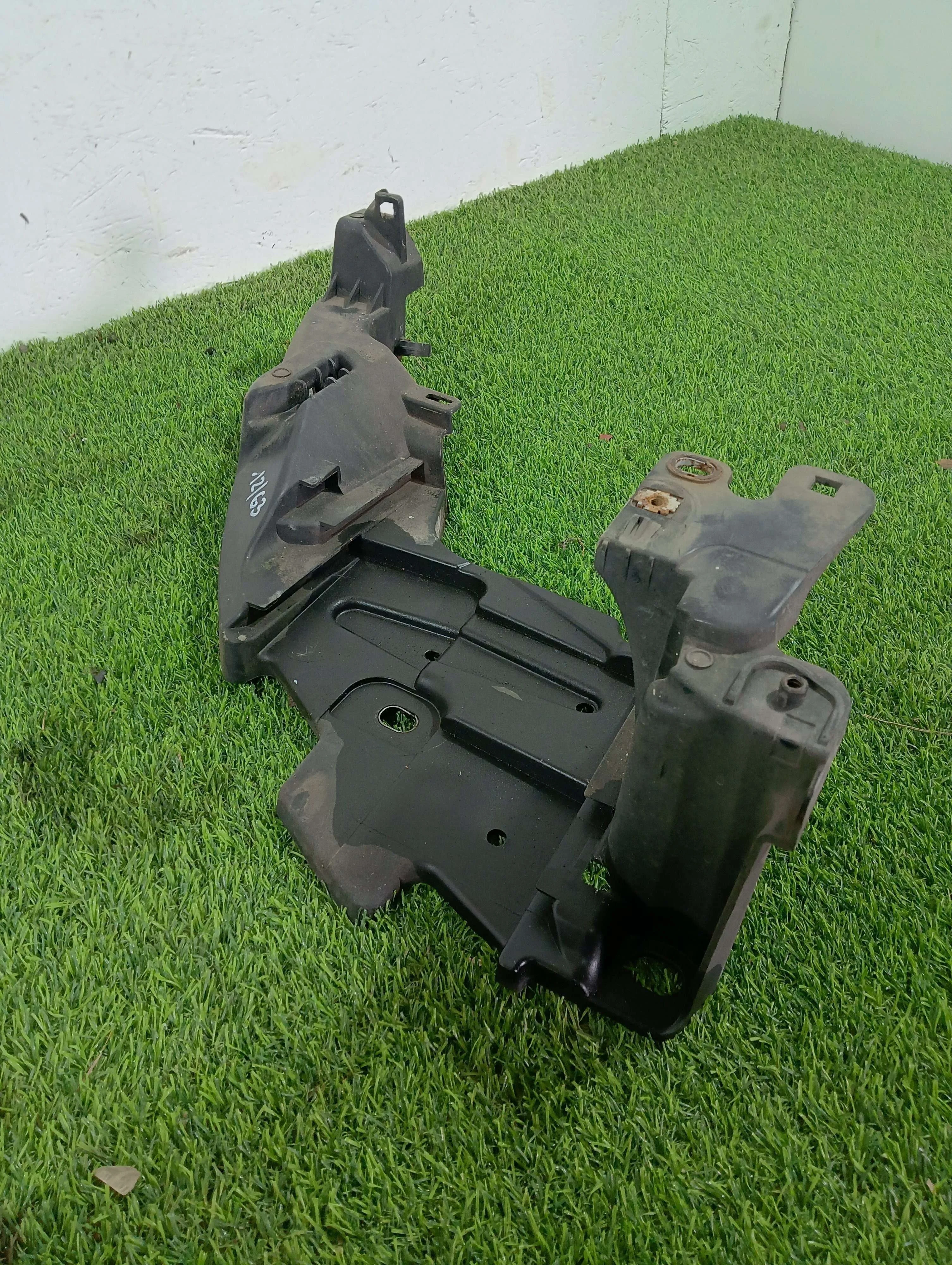 Кронштейн крепления крыла переднего левого Renault Megane 1.6 бензин 2010