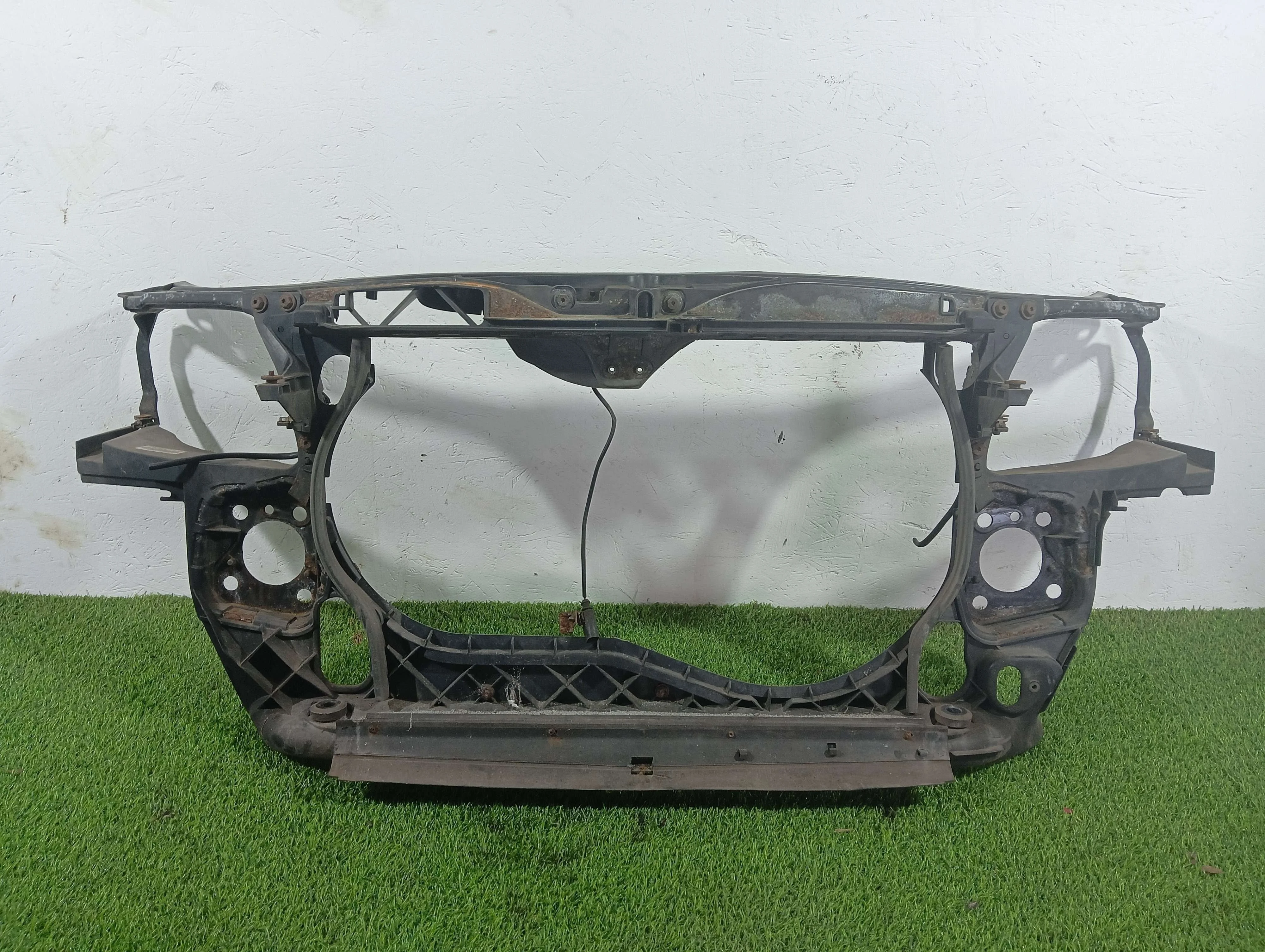 передняя панель (телевизор) Audi A4 2.0 дизель 2005