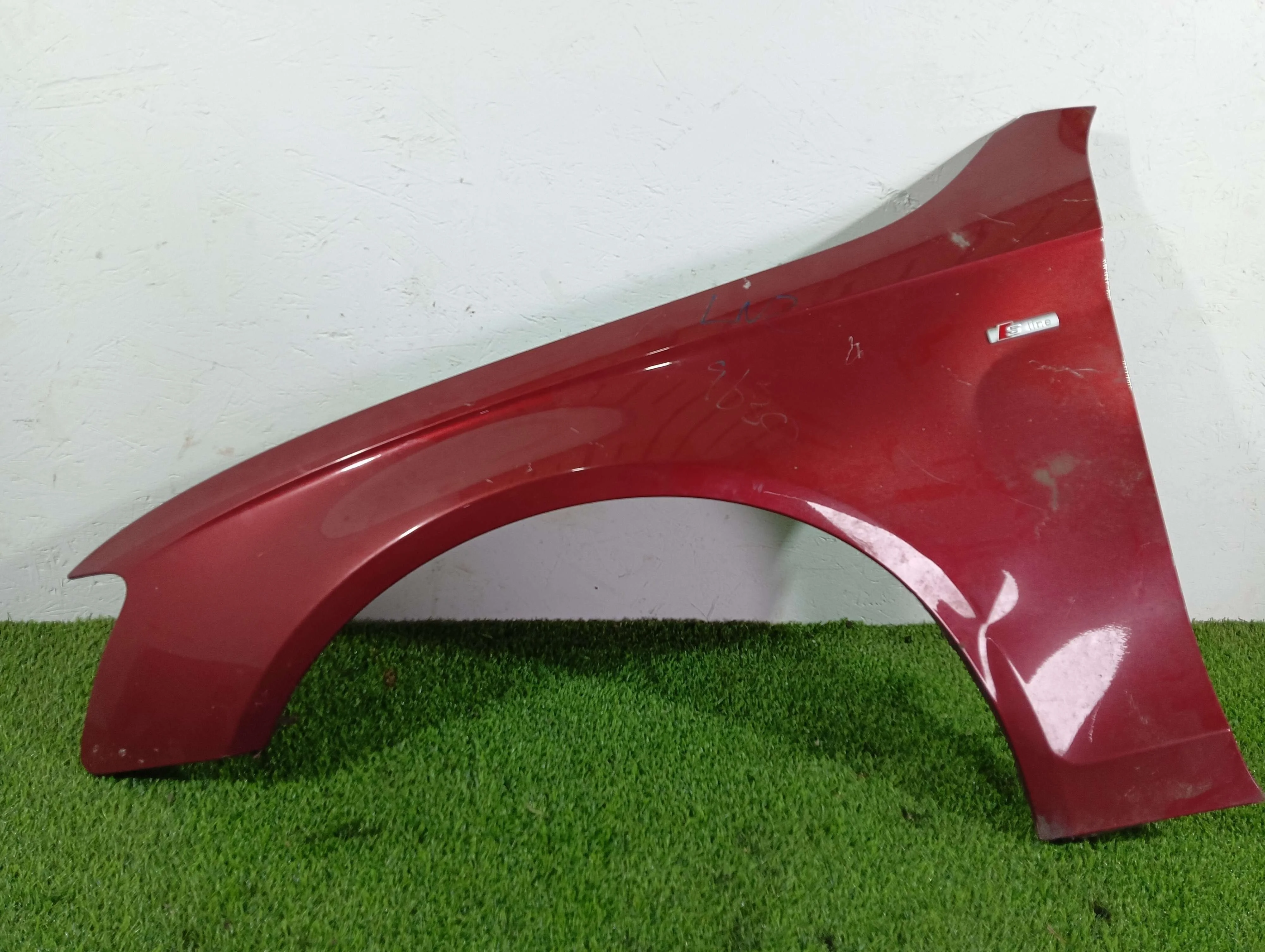 крыло переднее левое Audi A4 2.0 дизель 2010