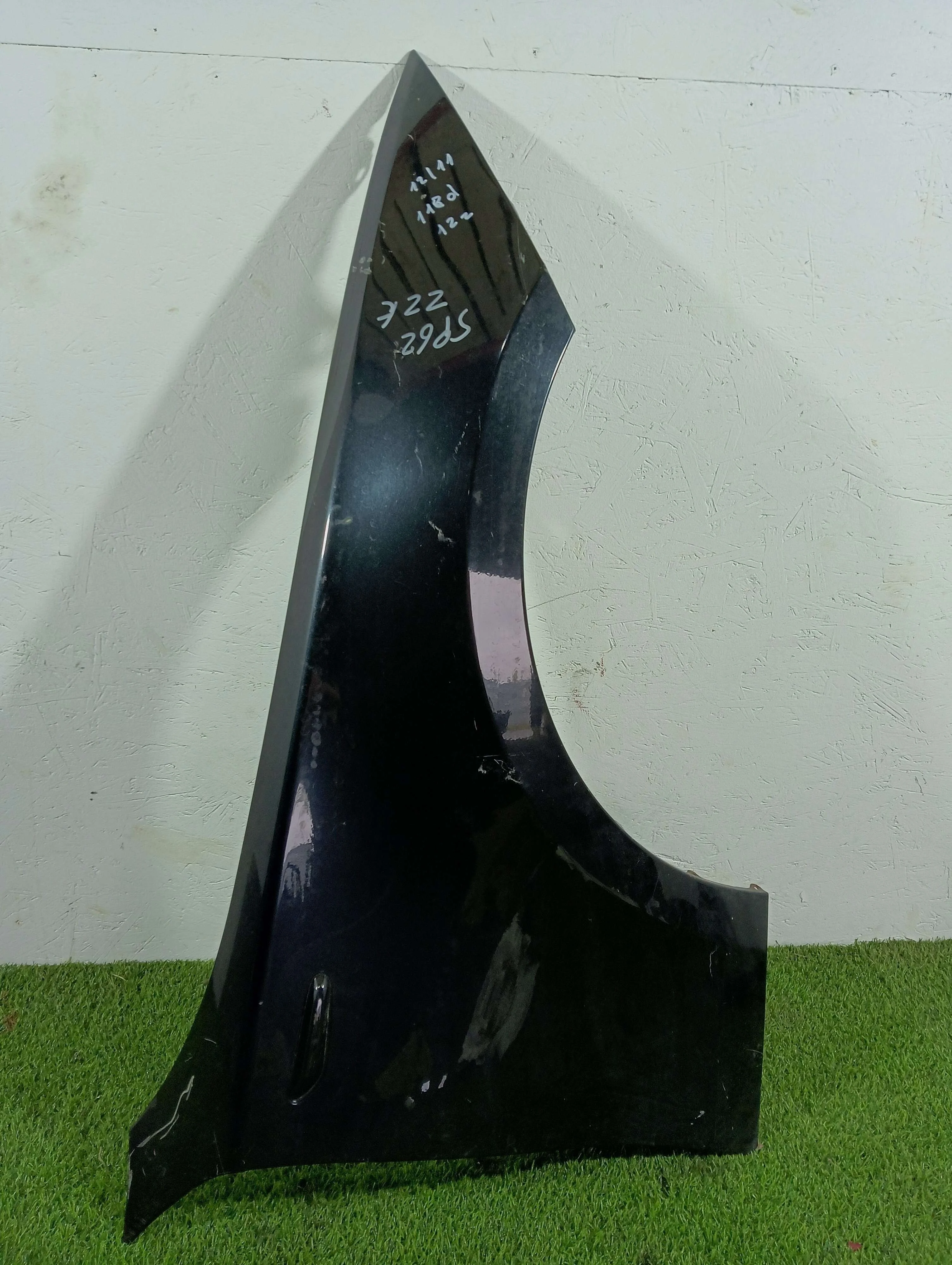 крыло переднее правое BMW 1 серия 2.0 дизель 2011