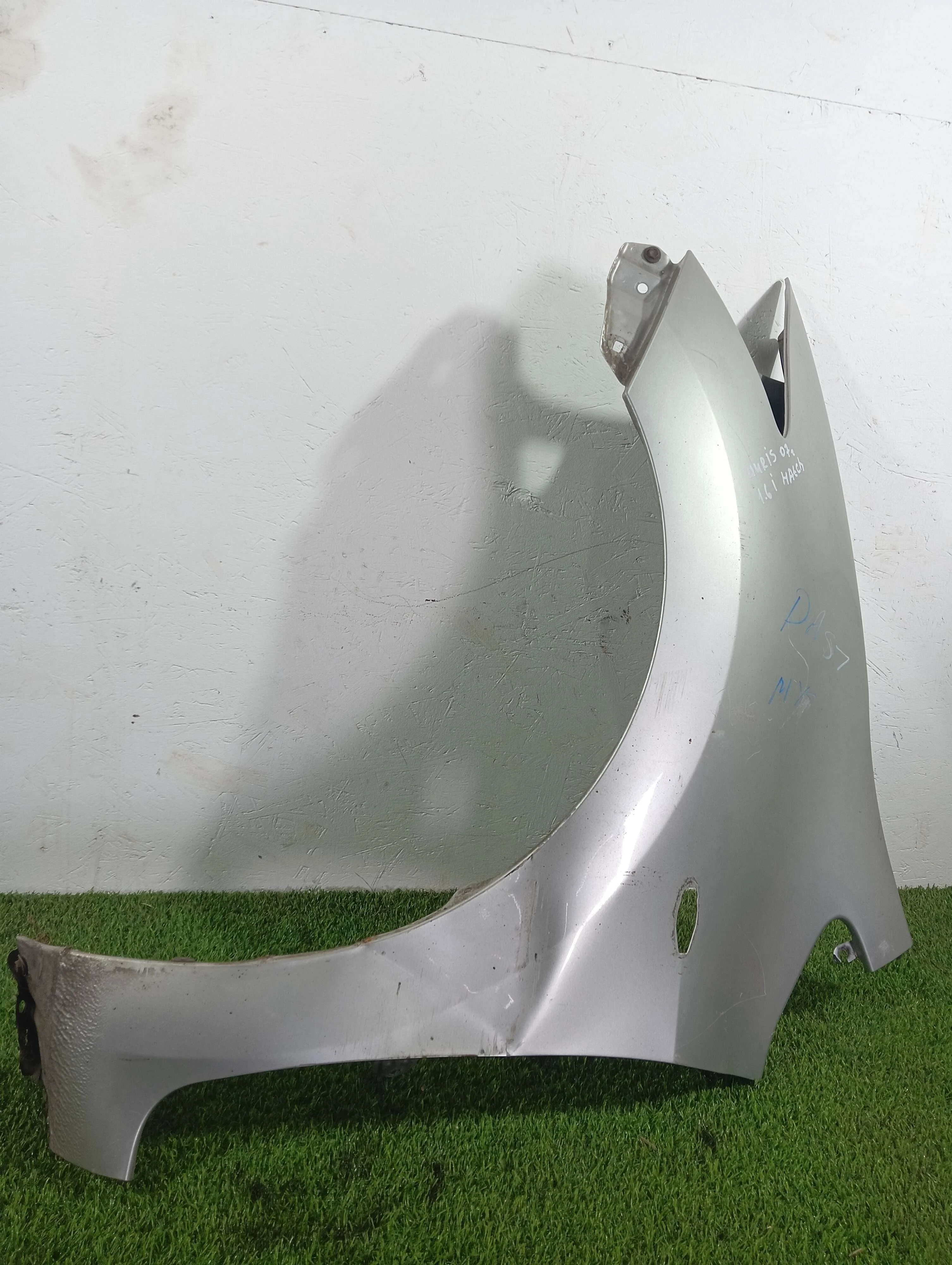 крыло переднее левое Toyota Auris 1.6 бензин 2007