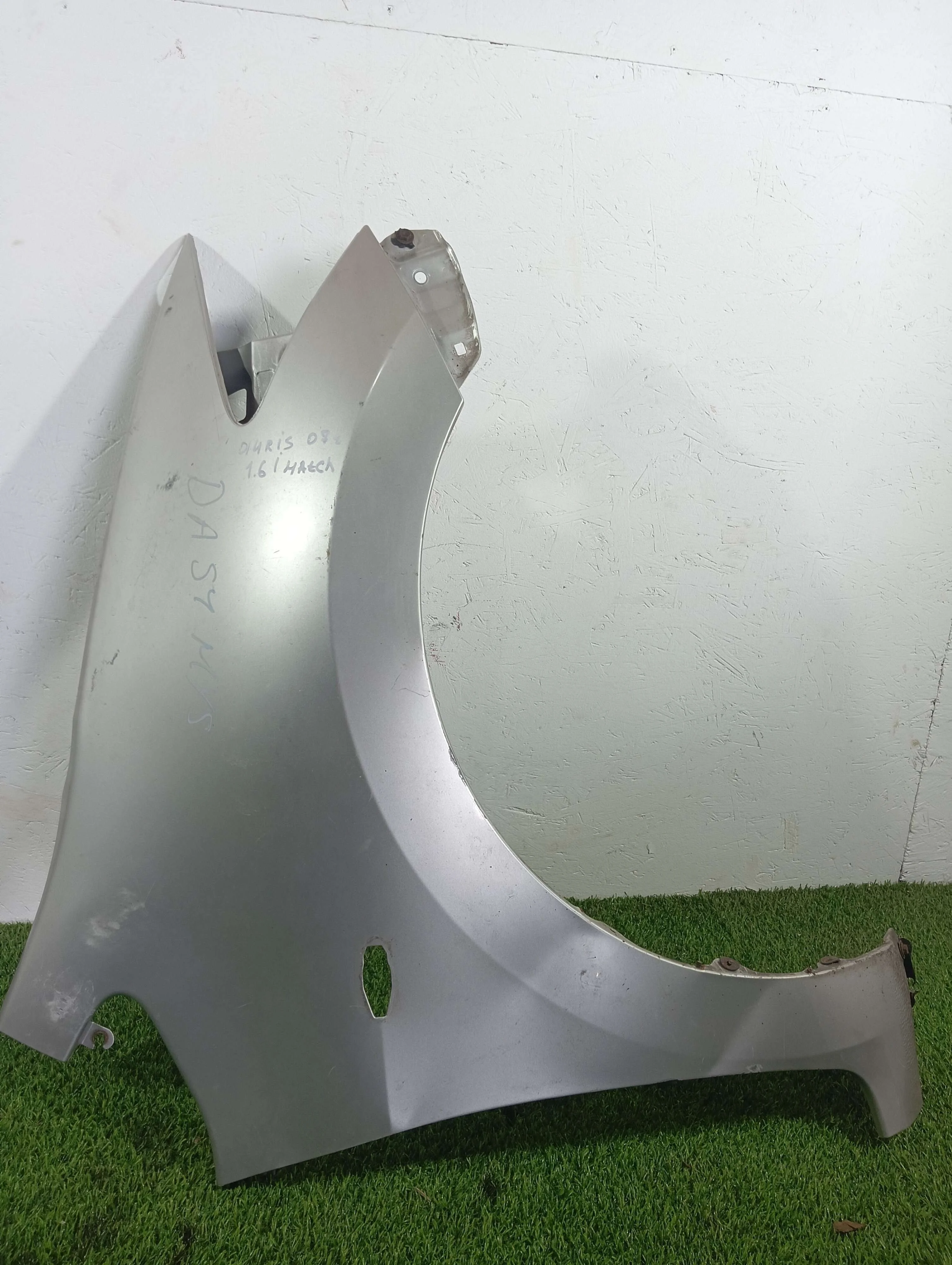 крыло переднее правое Toyota Auris 1.6 бензин 2007