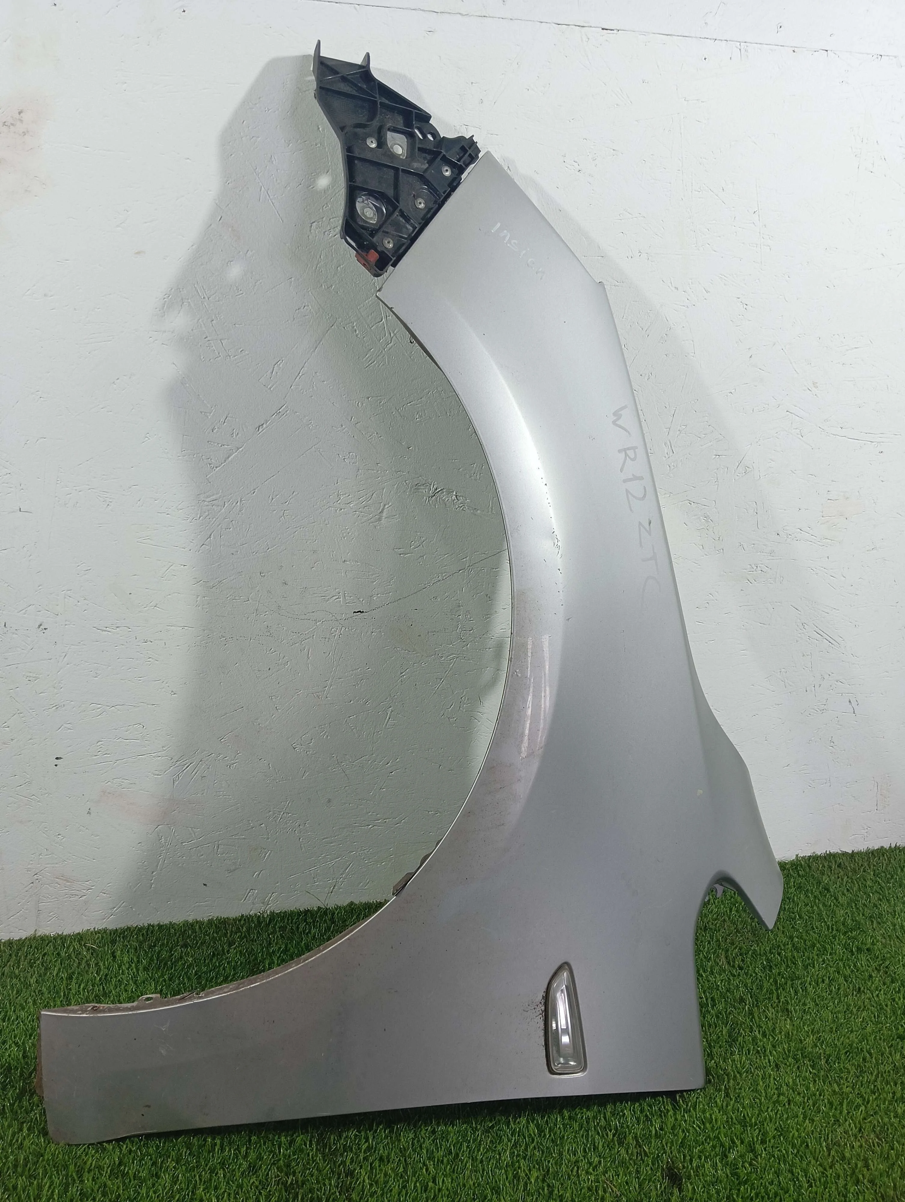 крыло переднее левое Opel Astra 2.0 дизель 2012