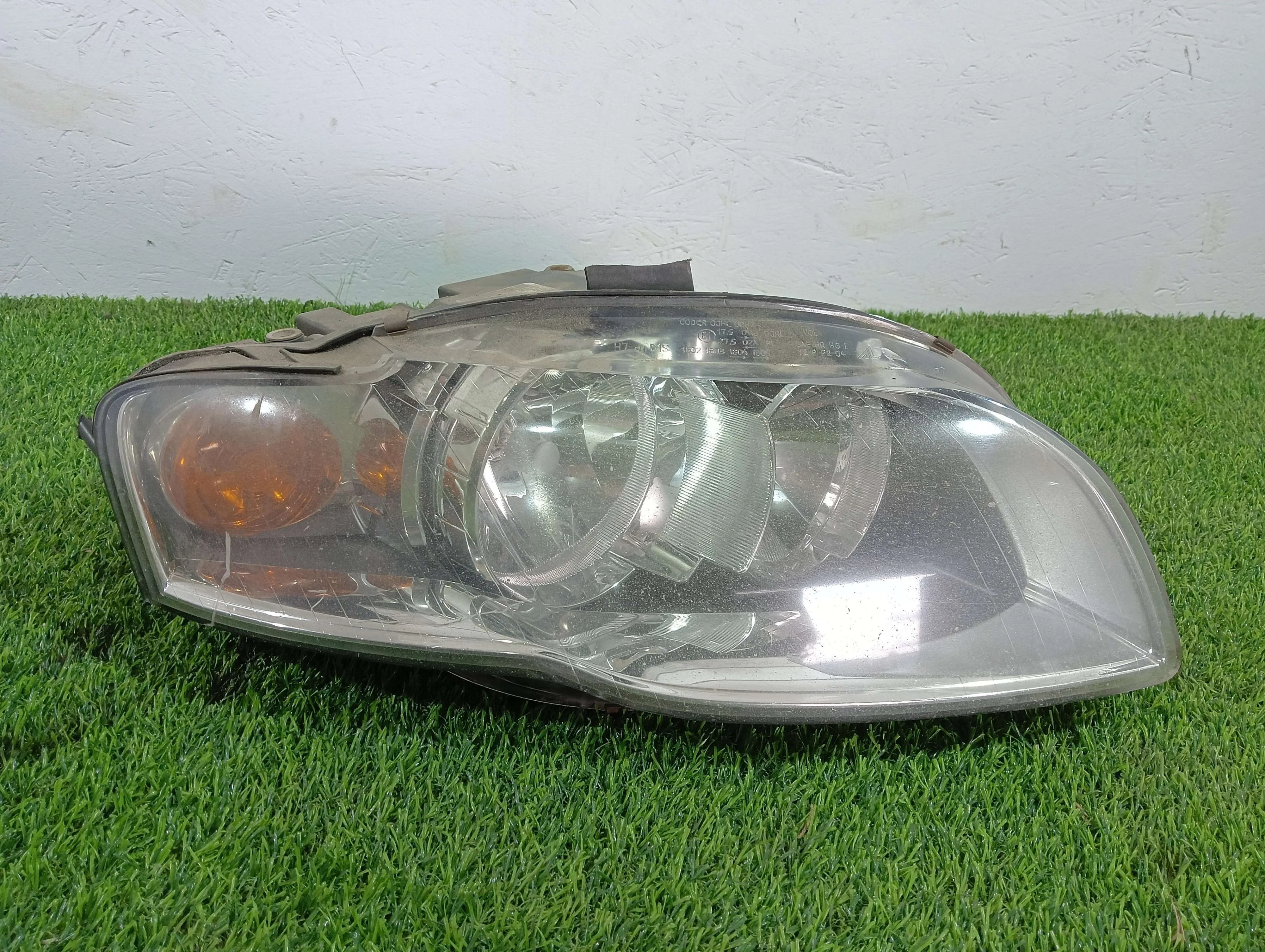 фара правая Audi A4 1.9 дизель 2007