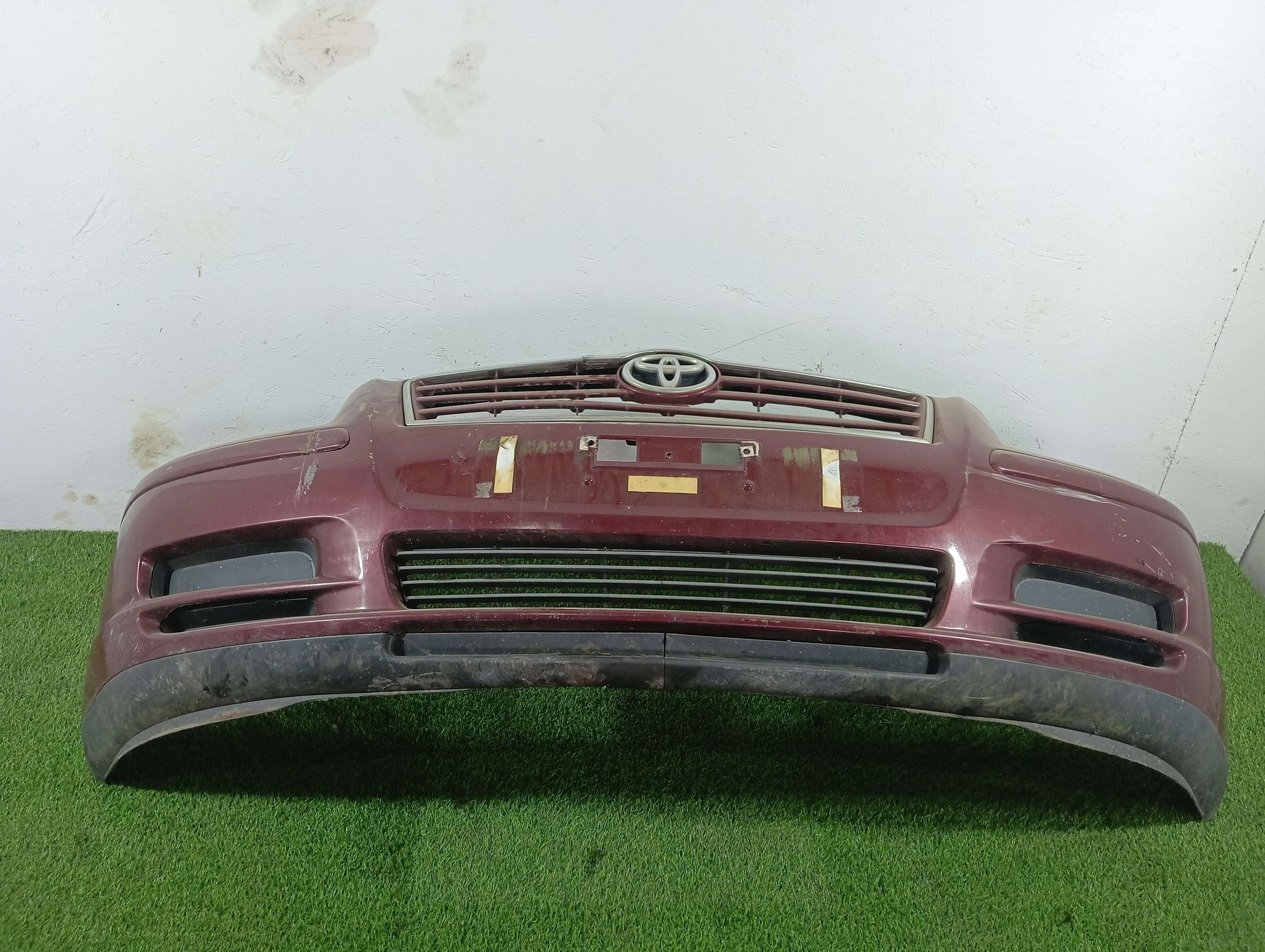 бампер передний Toyota Avensis 1.8 бензин 2004