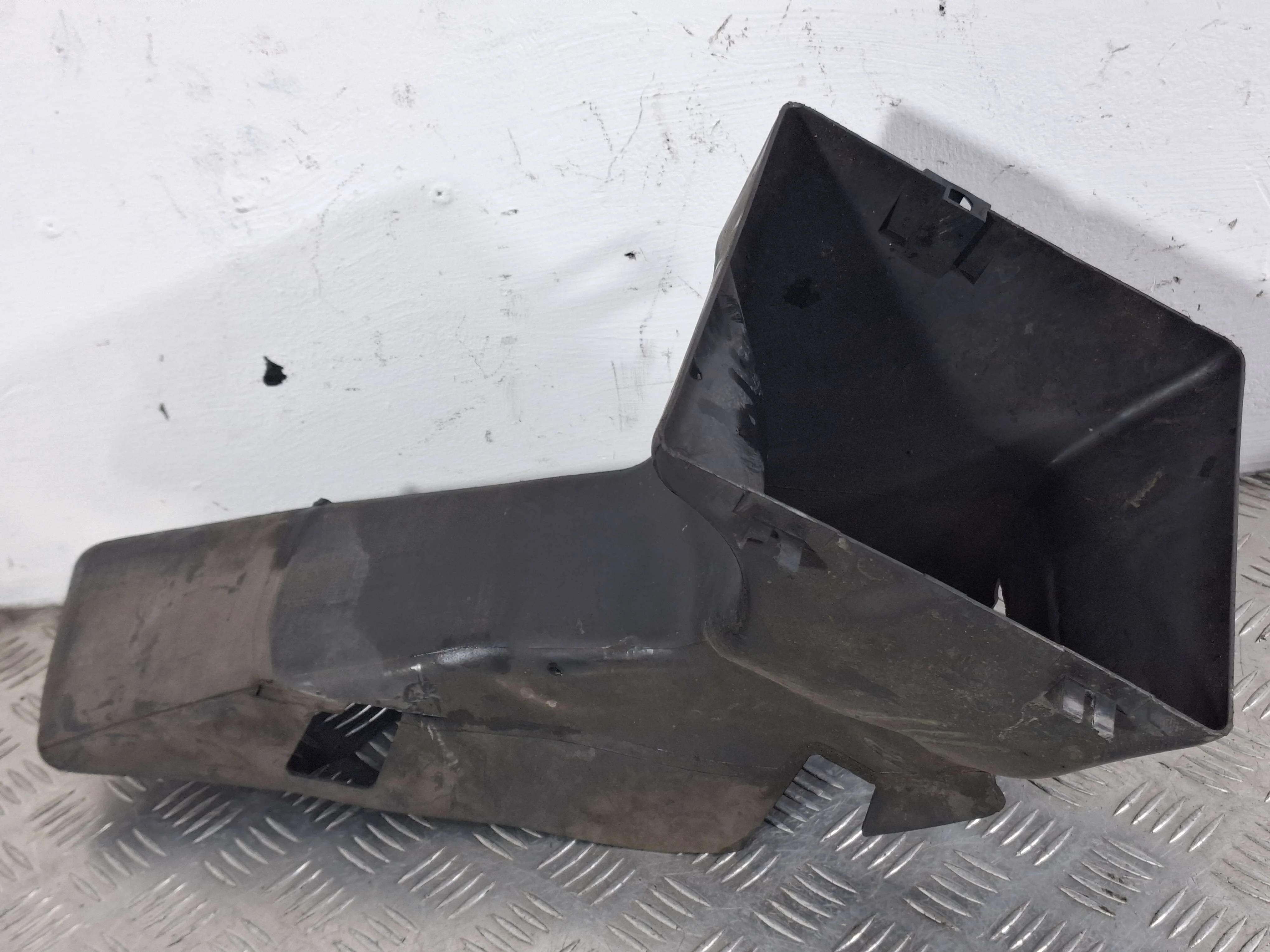 Воздухозаборник Audi A4 1.9 дизель 2007