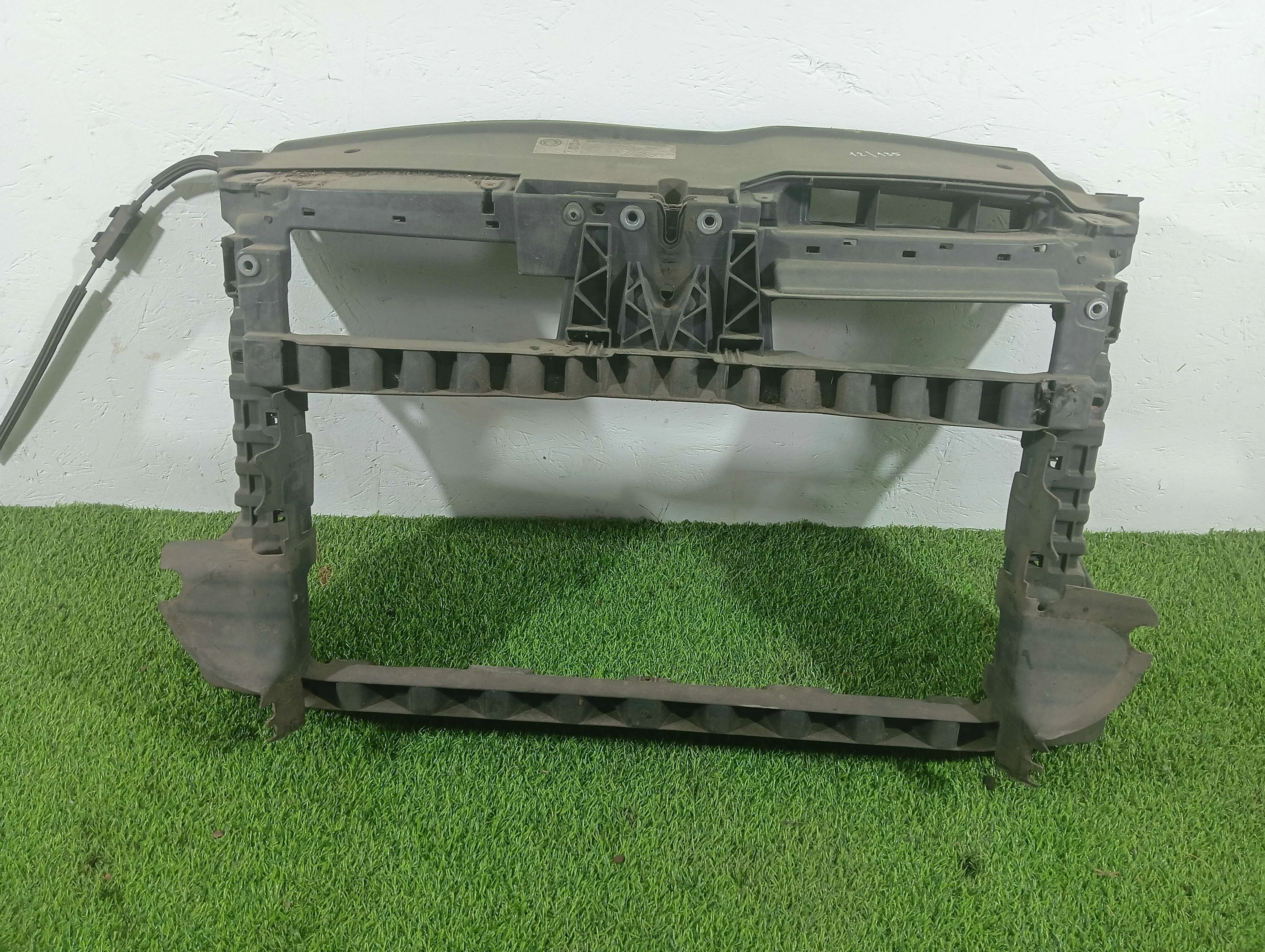 передняя панель (телевизор) Volkswagen Golf 2.0 дизель 2009