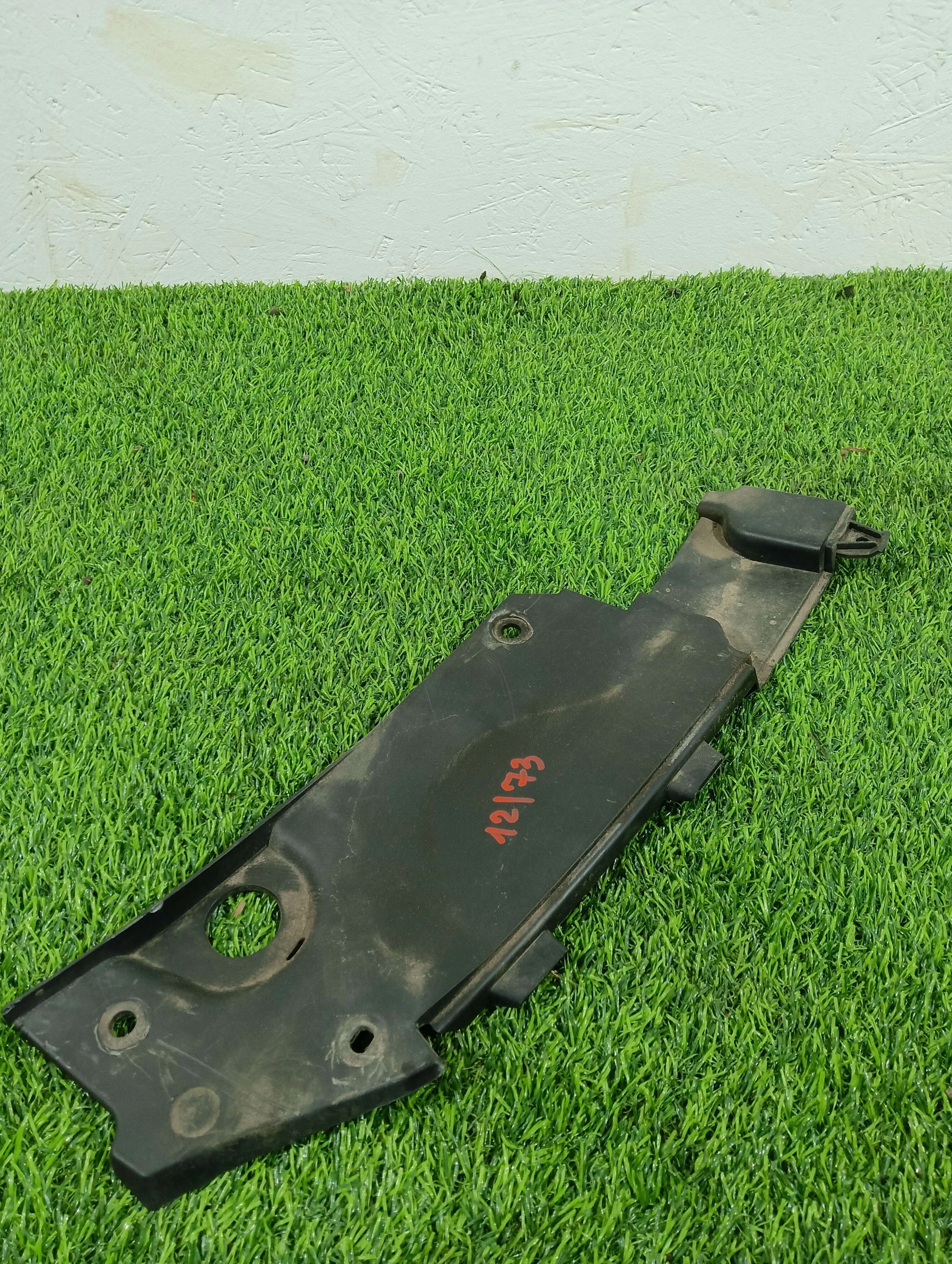 накладка замка капота Skoda Superb 2.0 дизель 2011