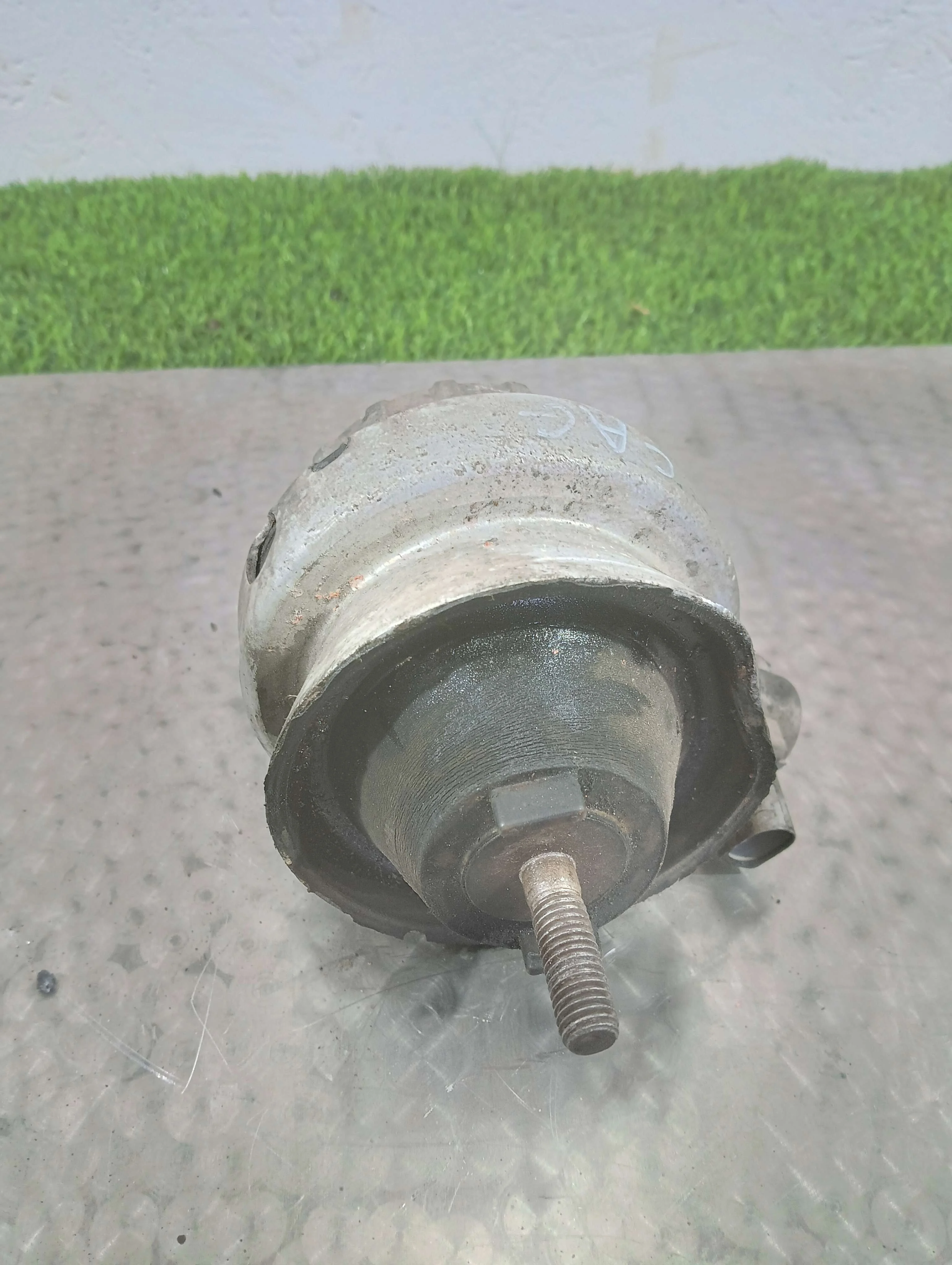 подушка крепления двигателя левая Audi A4 2.0 дизель 2010