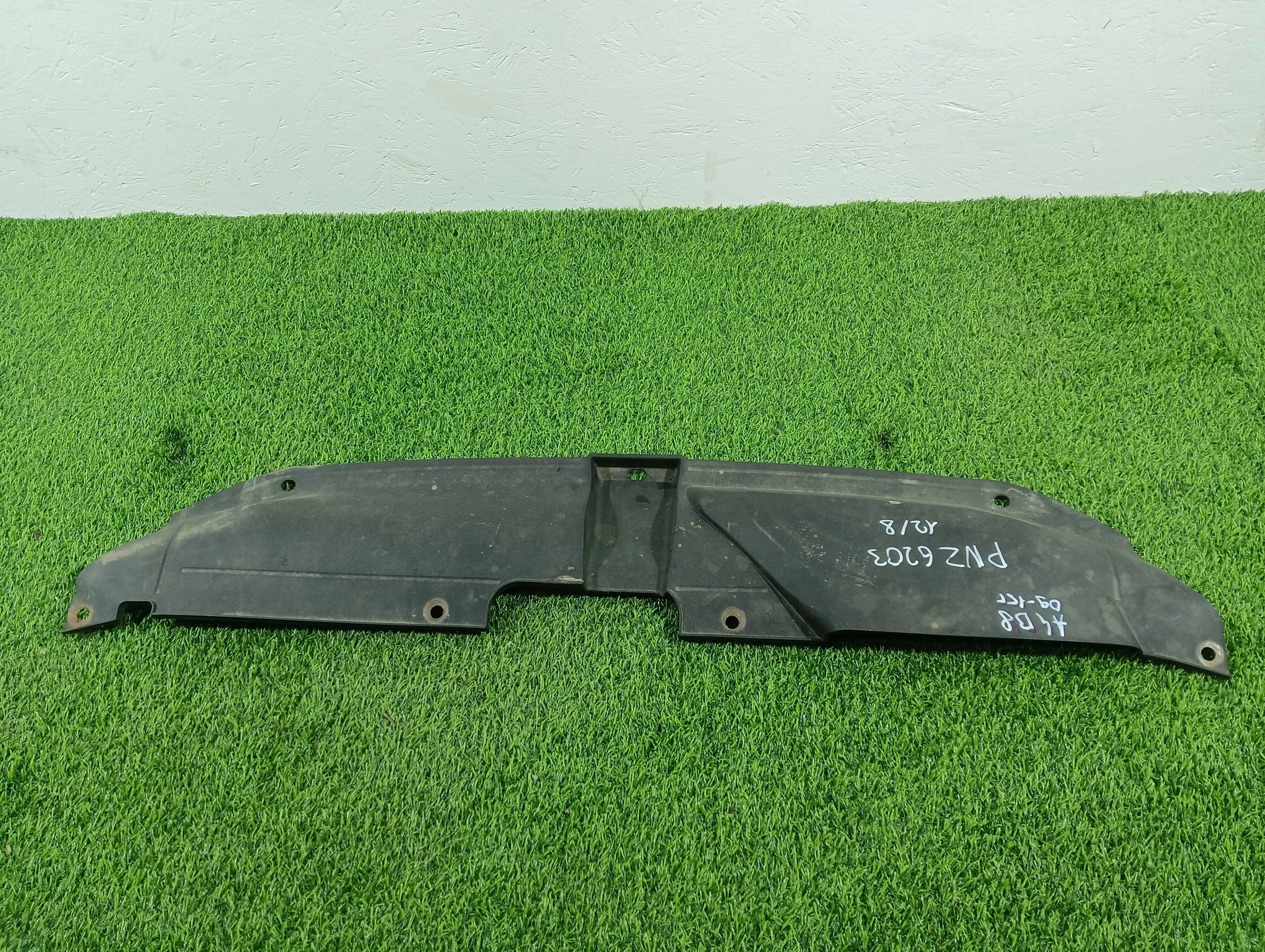 накладка замка капота Audi A4 2.0 дизель 2009