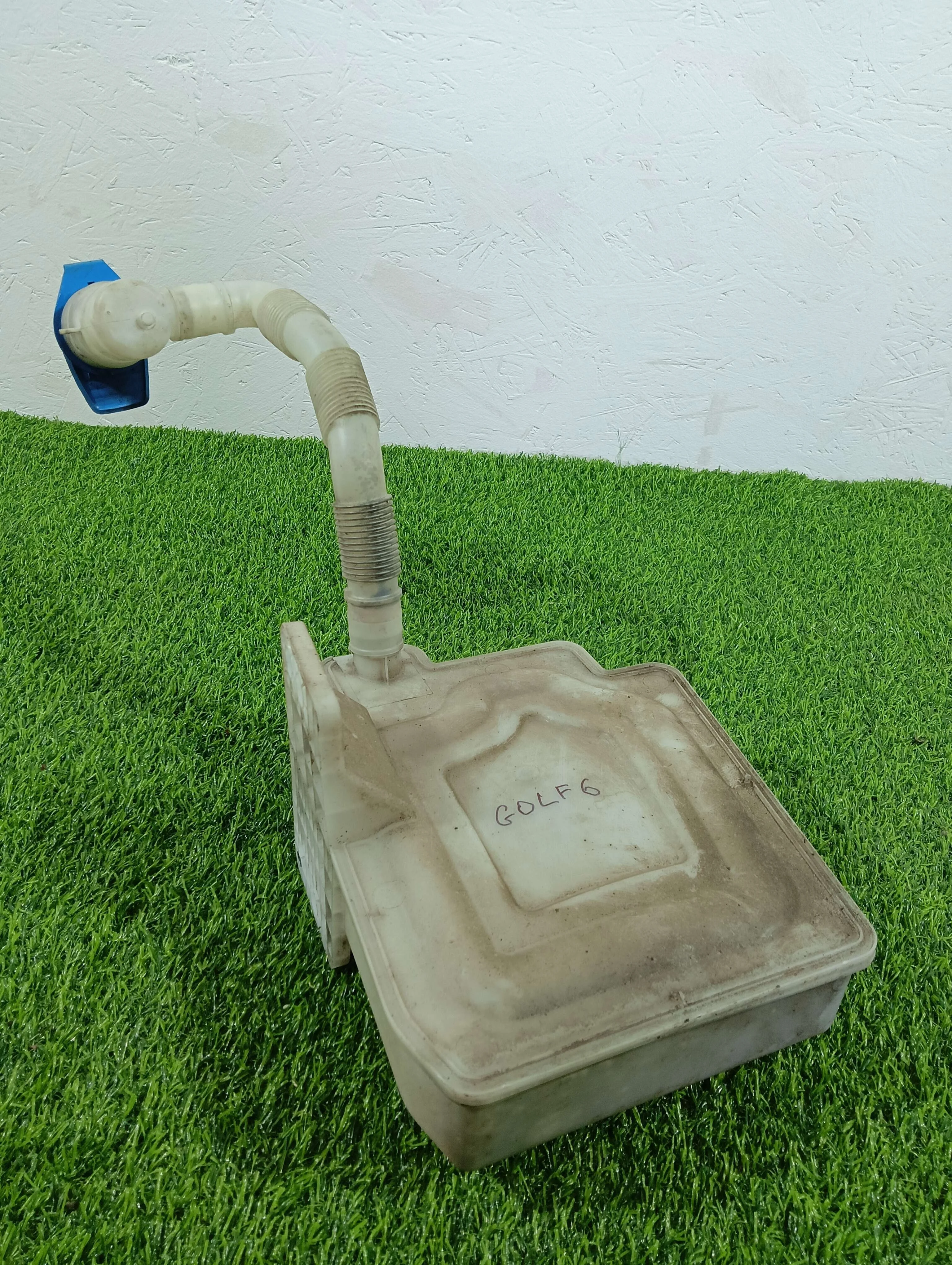 бачок омывателя Volkswagen Golf 1.6 дизель 2010