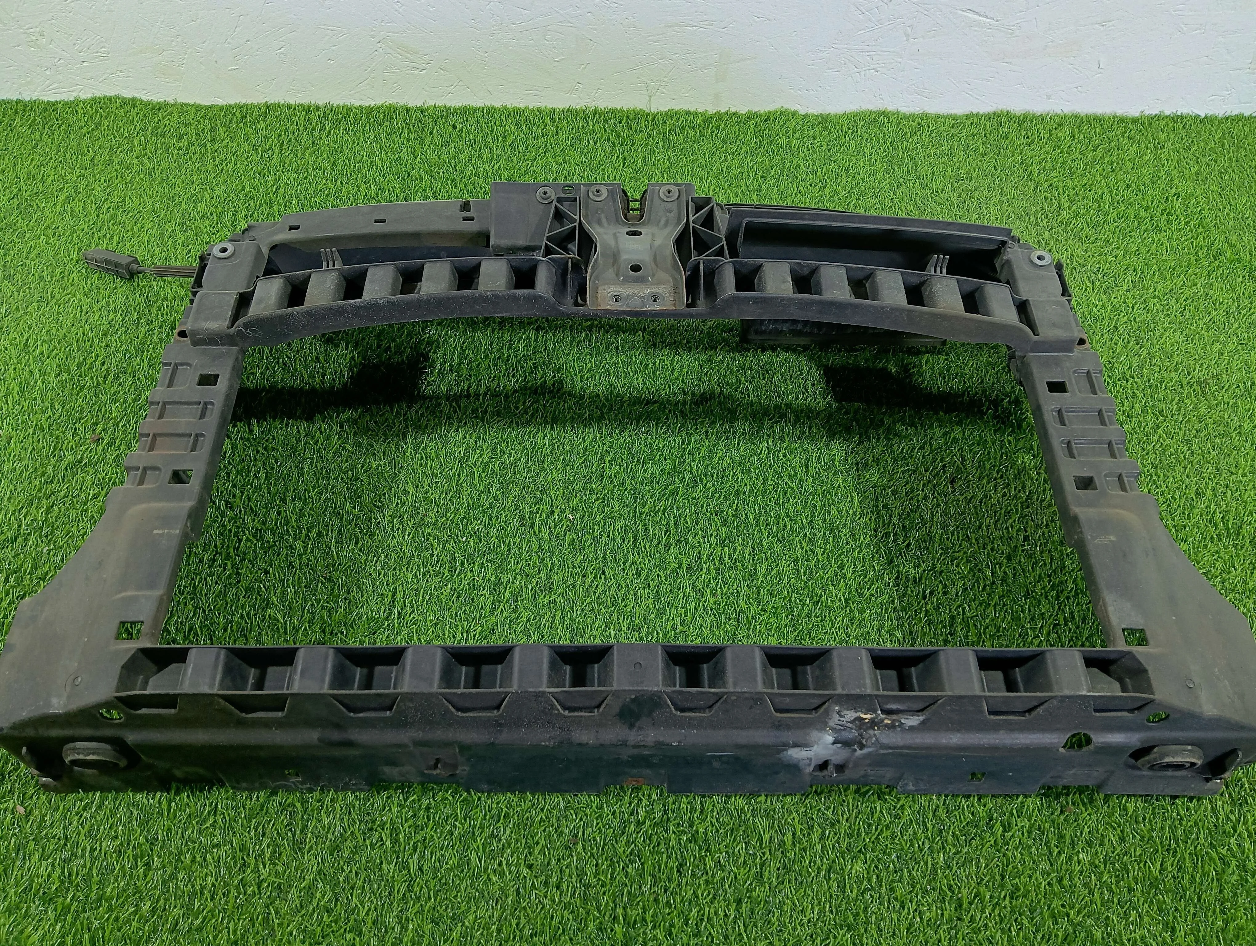 передняя панель (телевизор) Volkswagen Golf 1.6 дизель 2010