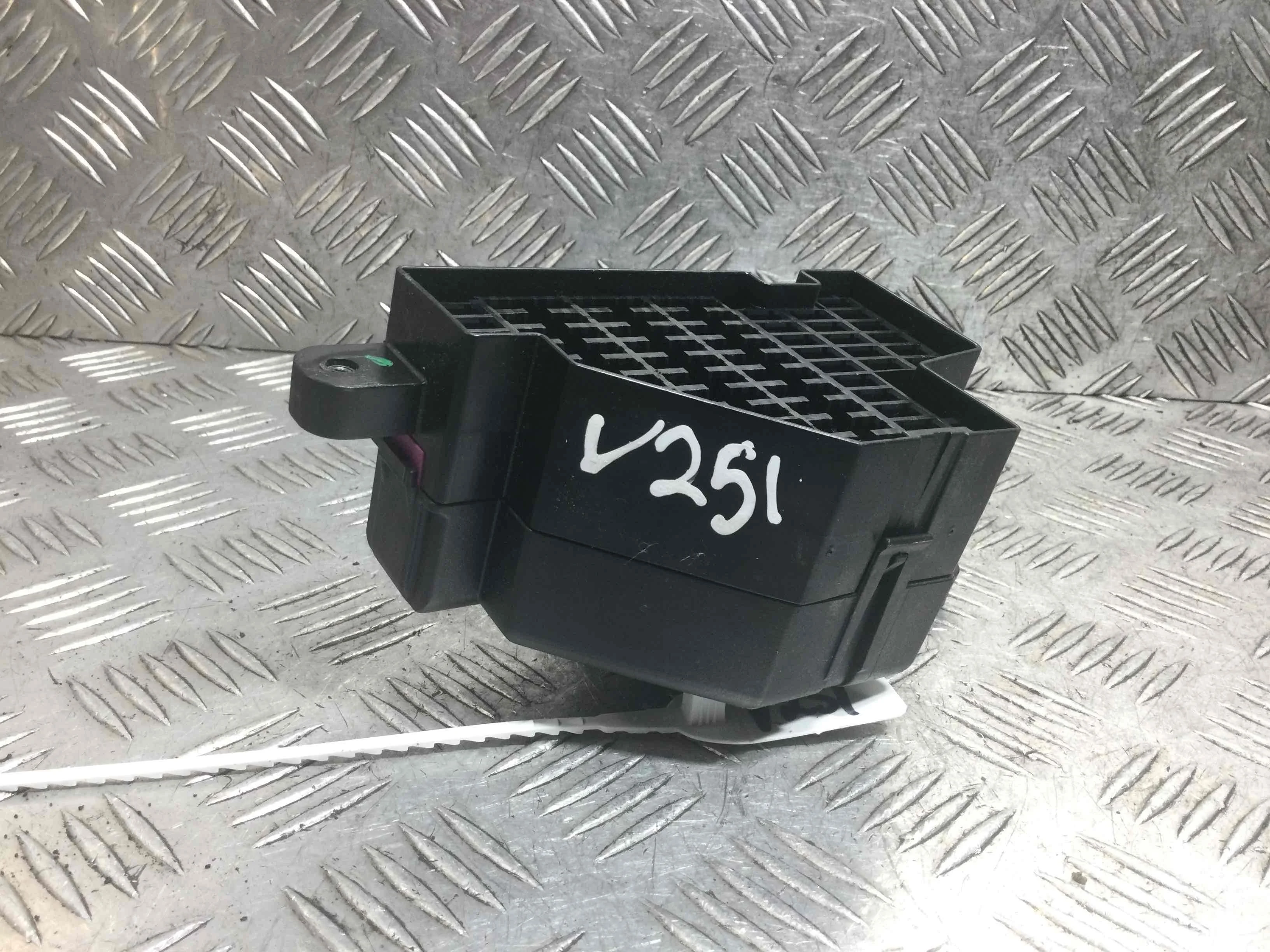 Блок предохранителей Volkswagen Passat B6 (2005-2010) дизель 2.0 TDI Механика Универсал