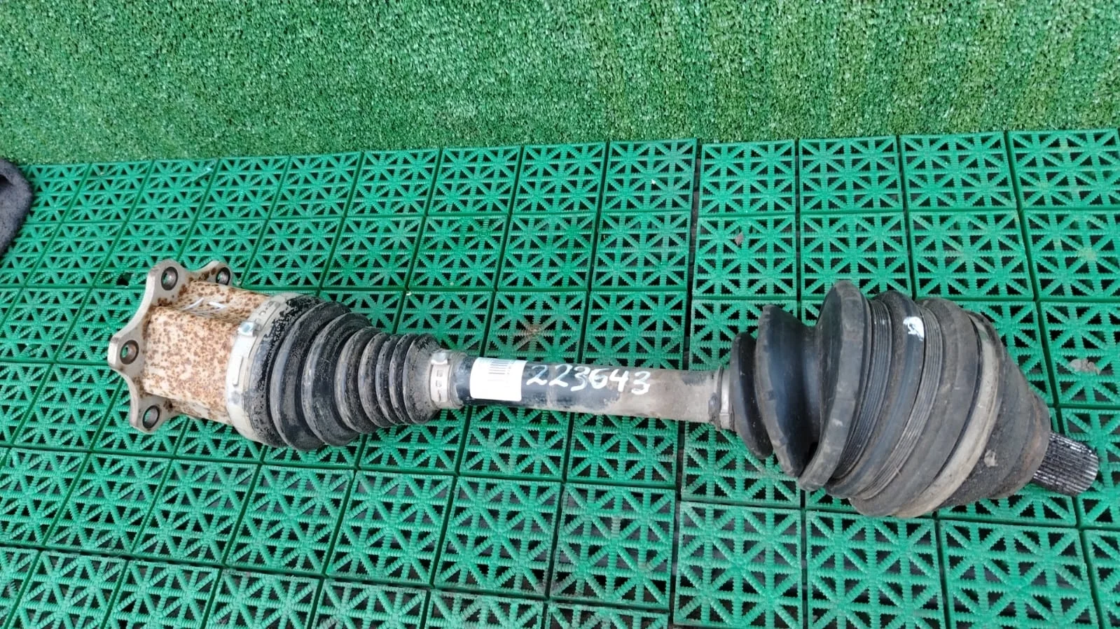 Вал привода со шрусами AUDI A3, SKODA OCTAVIA 1Z, VOLKSWAGEN GOLF 5/5+/6, JETTA 5/6, PASSAT B6, CADDY, TOURAN 1,8/2,0 2004- ромашка левый б/у A3(2004-2013);OCTAVIA 1Z(2004-2012);GOLF 5(2004-2009);GOLF 5+(2005-2014);JETTA 5(2005-2009)