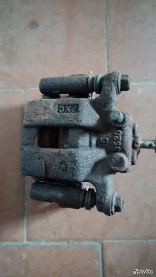 Суппорт задний правый Nissan X-Trail II (2007—2011)