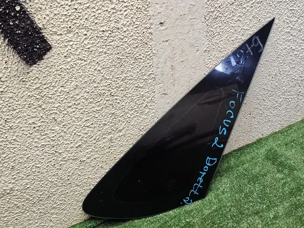 Стекло глухое правое на Ford Focus 2