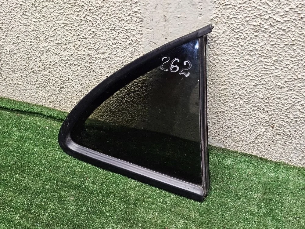 Стекло двери задней правой форточка Nissan Almera