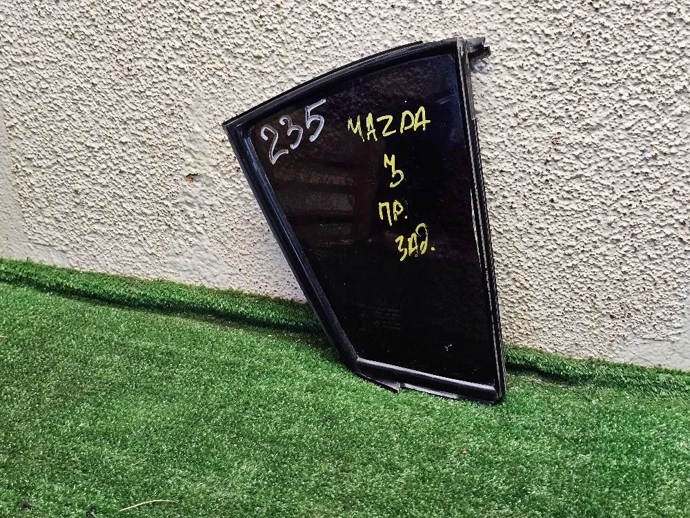 Стекло двери задней правой (форточка) Mazda 3 (BK)