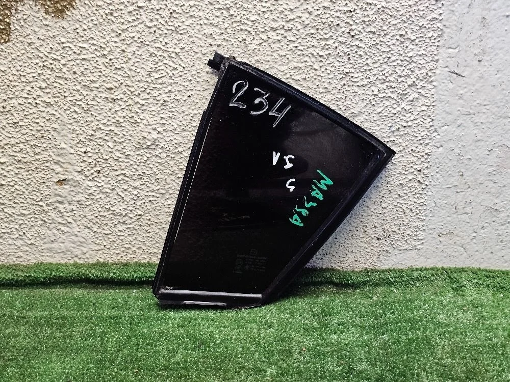 Стекло двери задней левой (форточка) Мазда 3