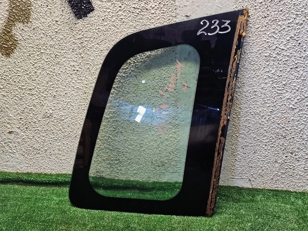 Стекло глухое правое на Ford Fusion рест