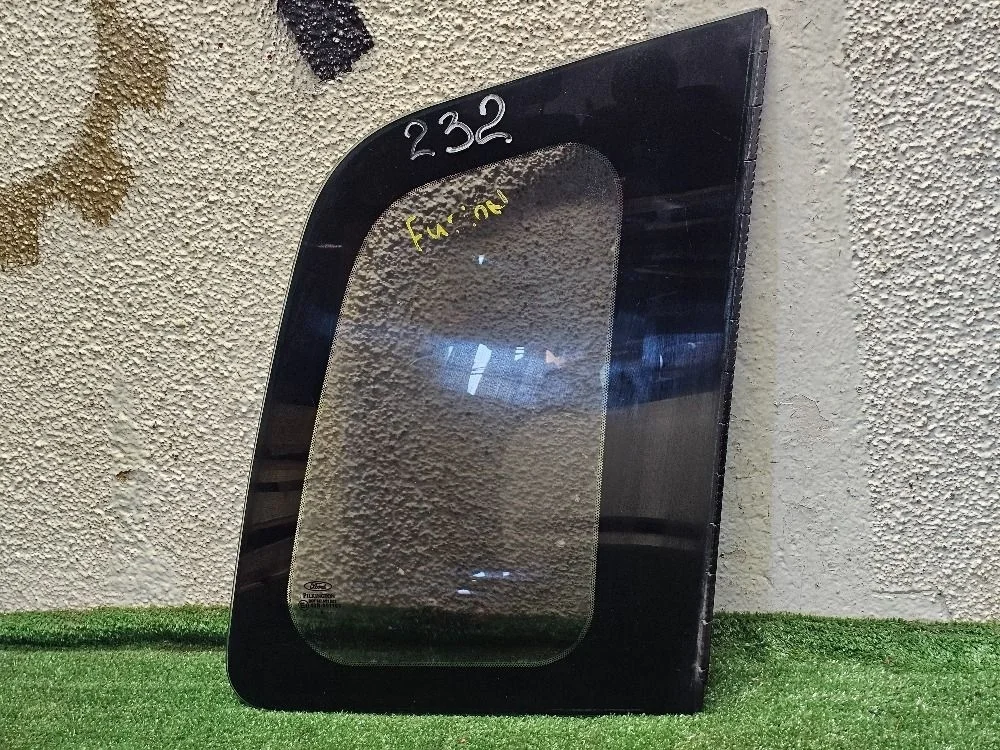 Стекло глухое правое на Ford Fusion рест