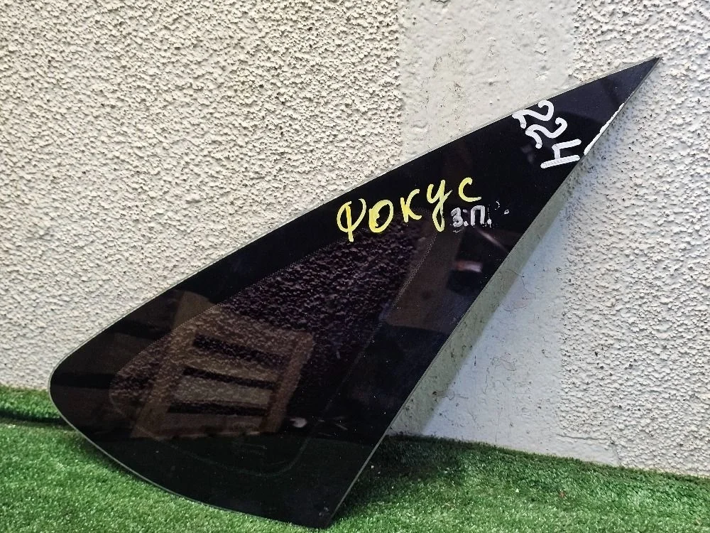 Стекло глухое правое на Ford Focus 2