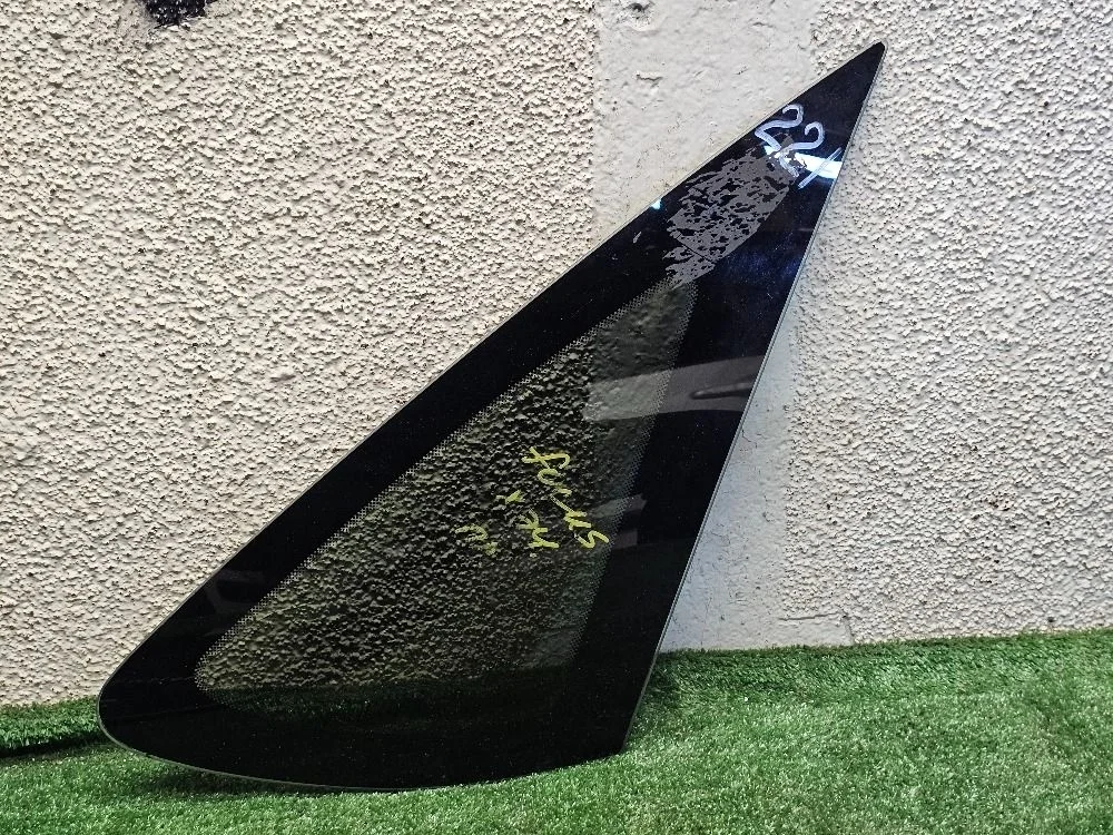 Стекло глухое правое на Ford Focus 2