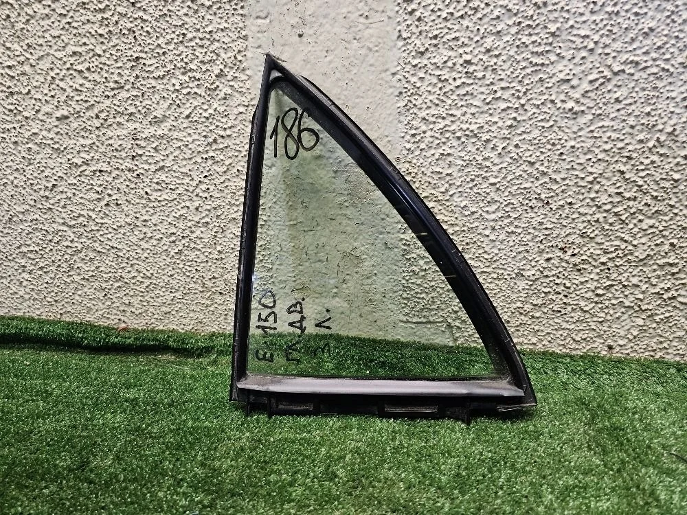 Стекло глухое двери (форточка) Toyota Corolla 150