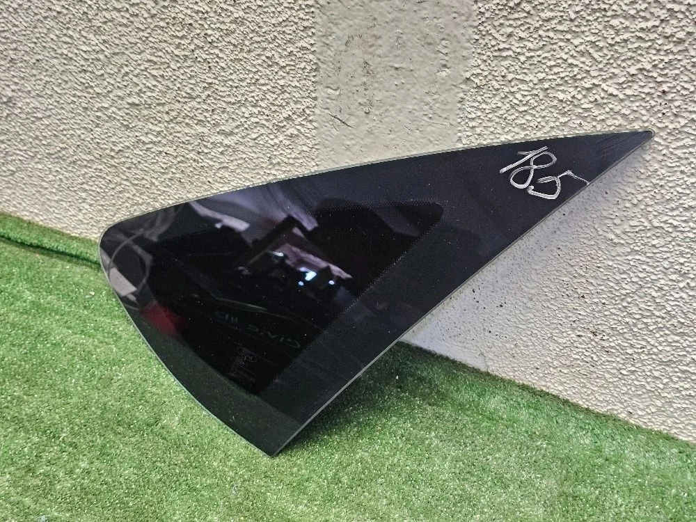 Стекло глухое правое на Ford Focus 2