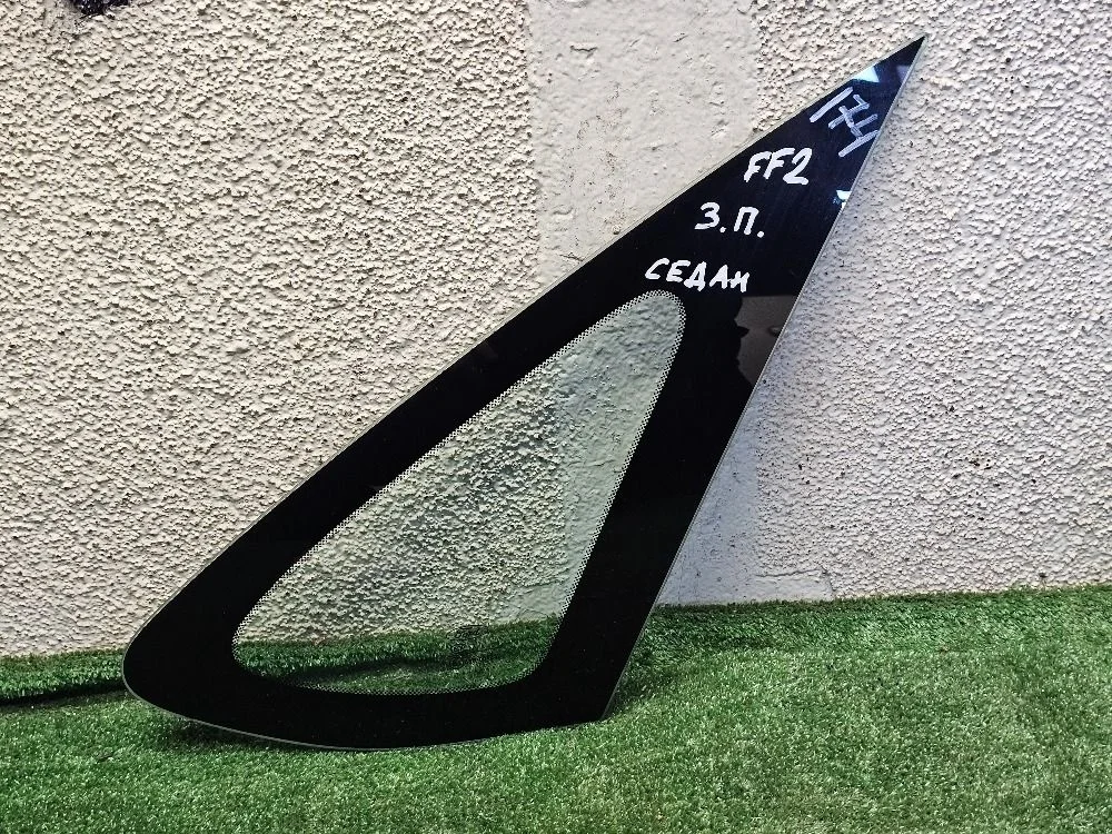 Стекло глухое правое на Ford Focus 2