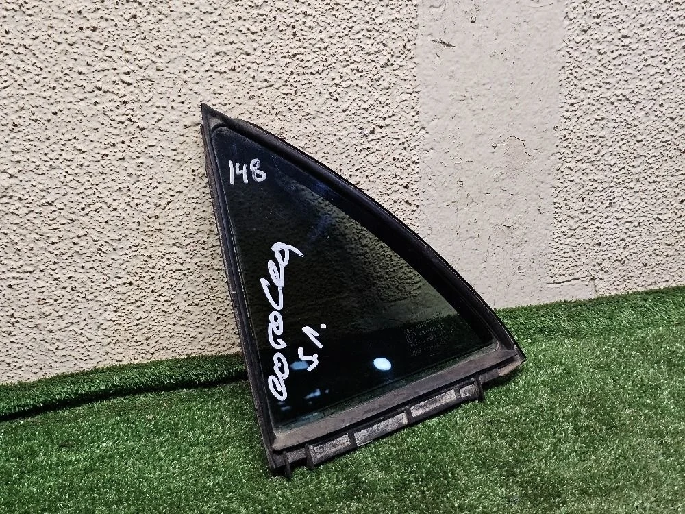 Стекло глухое двери (форточка) Toyota Corolla 150