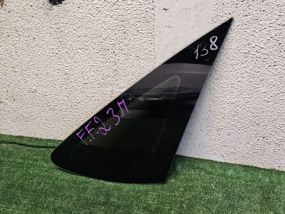 Стекло глухое правое на Ford Focus 2