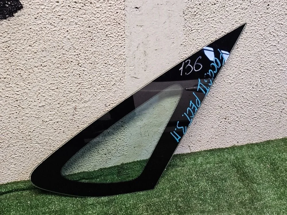 Стекло глухое правое на Ford Focus 2