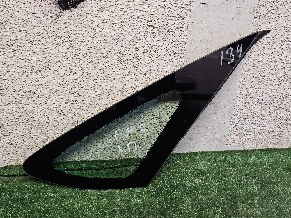 Стекло глухое правое на Ford Focus 2