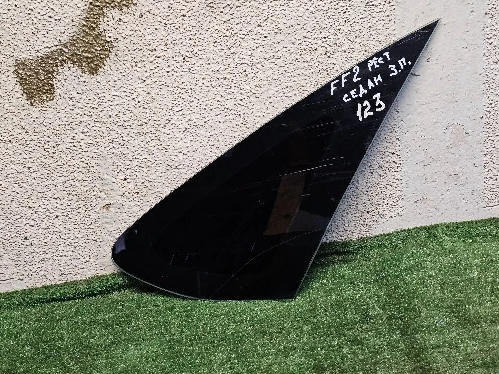 Стекло глухое правое на Ford Focus 2
