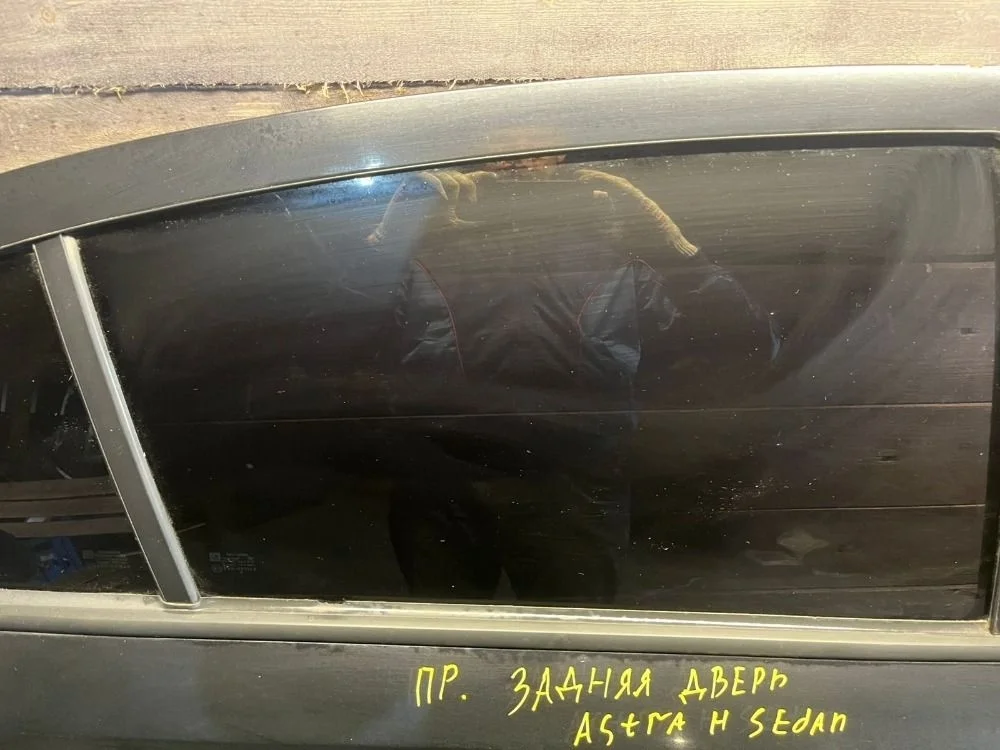 Стекло задней правой двери  Opel Astra H Sedan