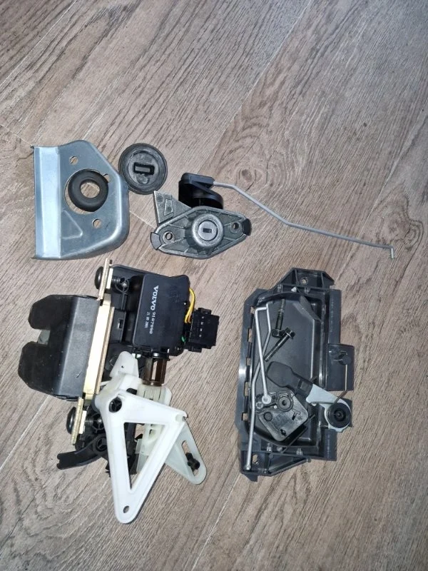 Замок багажника ( рынок сша) Volvo V70 2002 SW