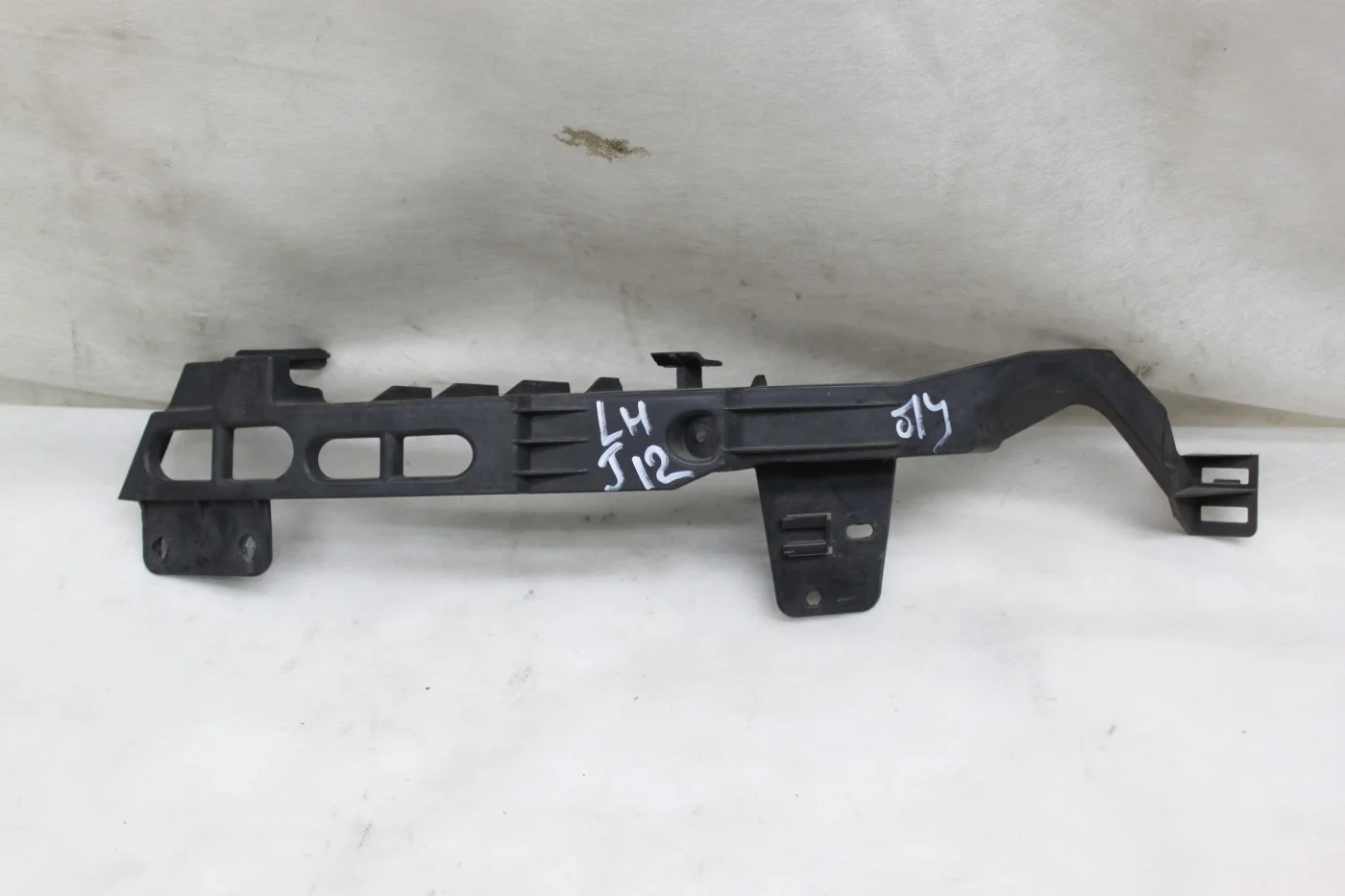 Кронштейн переднего бампера левый Opel Astra J 12-