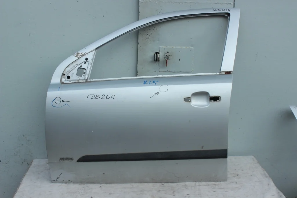 Дверь передняя левая дефект Opel Astra H ДВ264