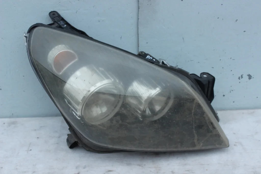 Фара черная правая пожелтела Opel Astra H