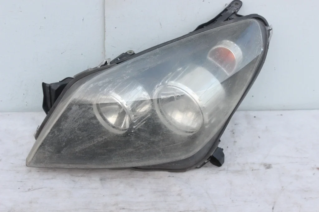 Фара черная Lh сломан крепеж Opel Astra H