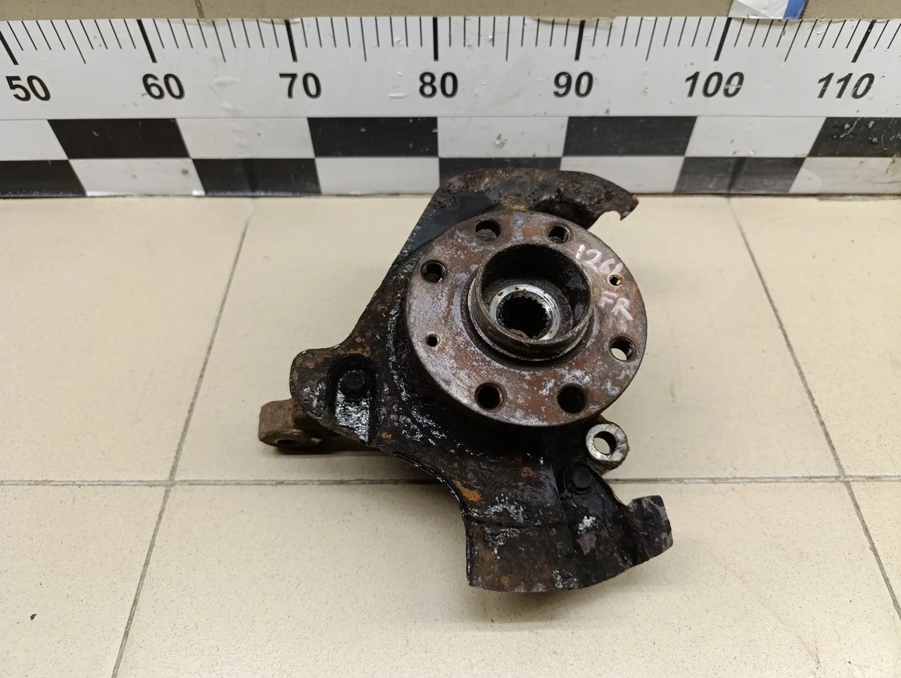 Кулак поворотный передний правый Corsa D 2006-2015